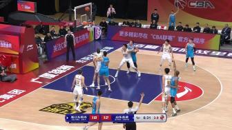 WNBA状元克拉克打球观赏性太强了 满满巅峰库里既视感！